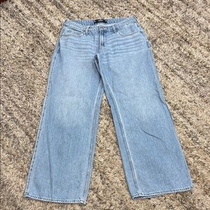 Hollister Light wash low rise, baggy 100% cotton Jeans sz 27/4R